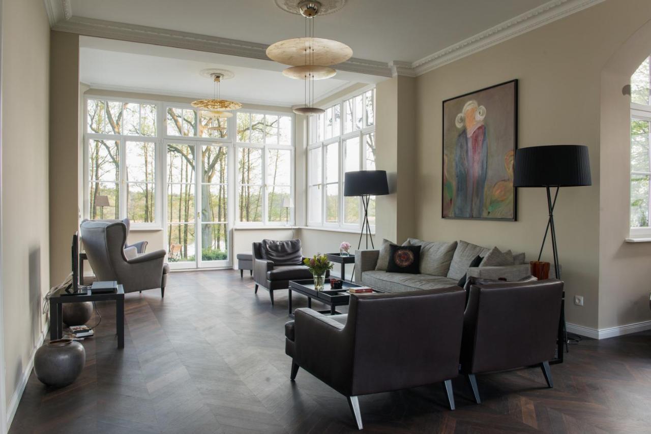 Herrenhaus Roeddelin Темплин Екстериор снимка