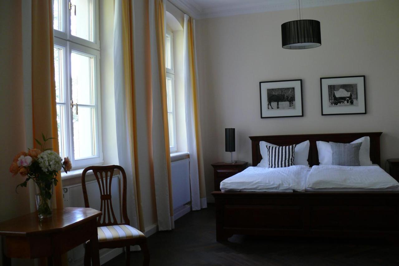 Herrenhaus Roeddelin Темплин Екстериор снимка