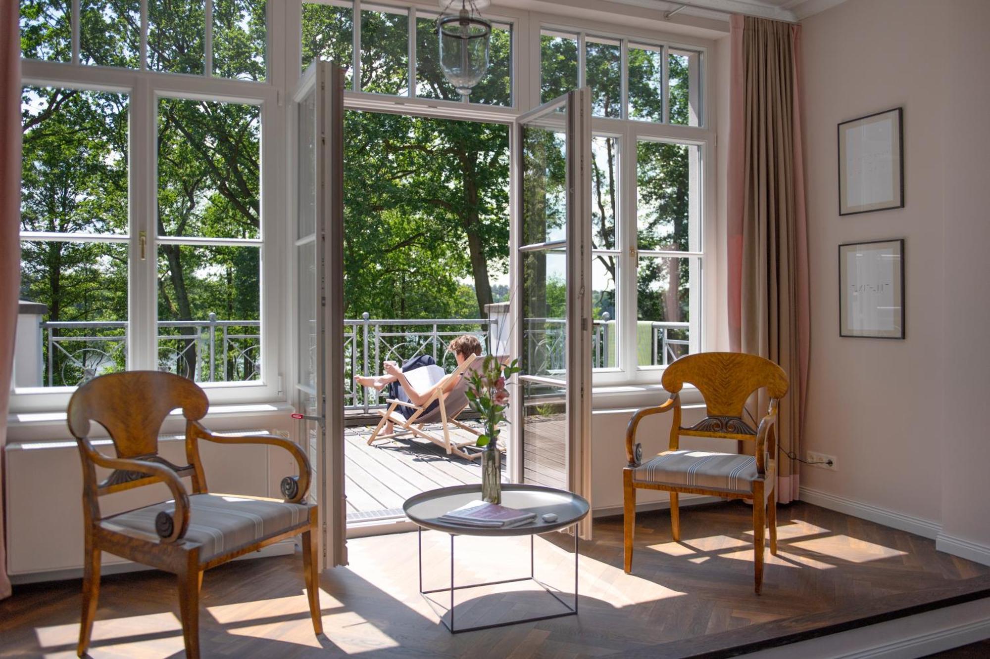 Herrenhaus Roeddelin Темплин Екстериор снимка