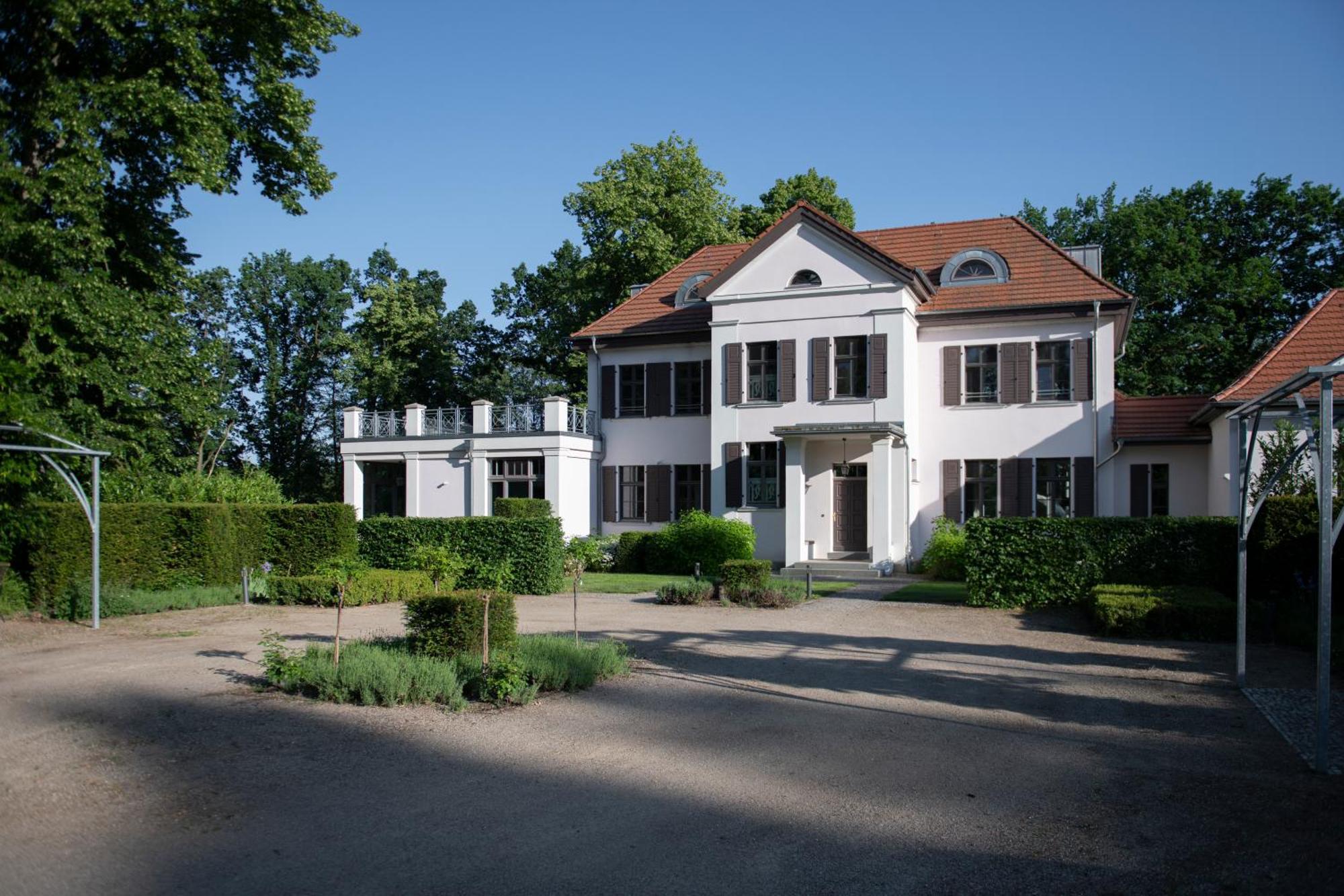 Herrenhaus Roeddelin Темплин Екстериор снимка